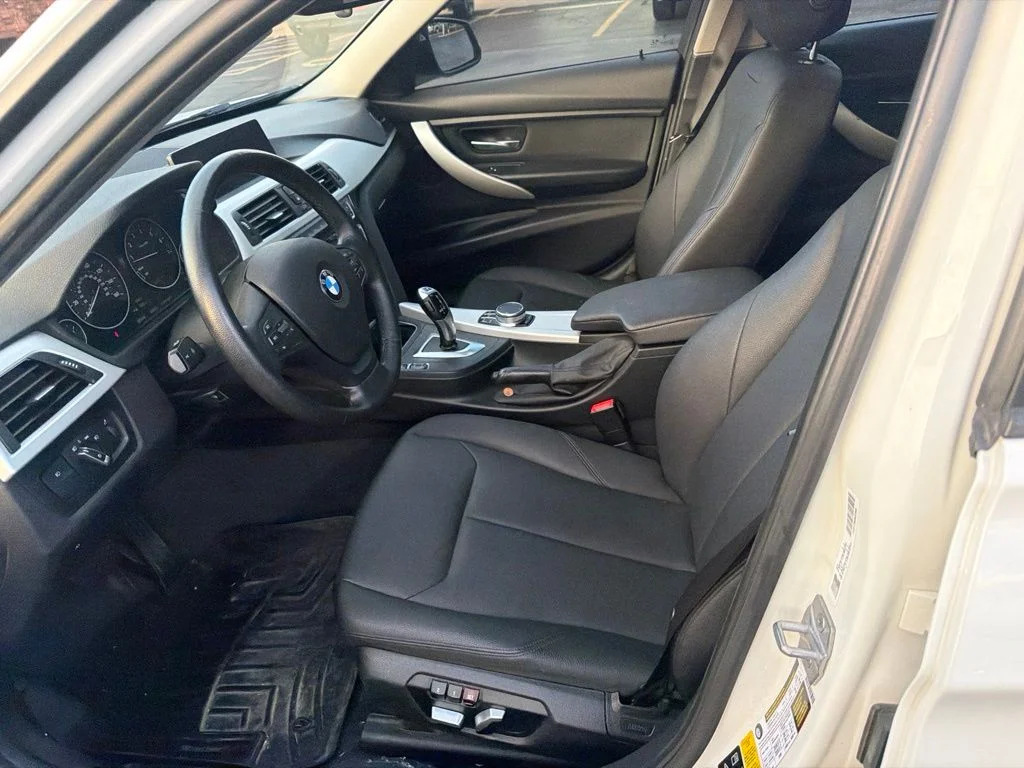 Used 2018 White BMW 320i xDrive image 7