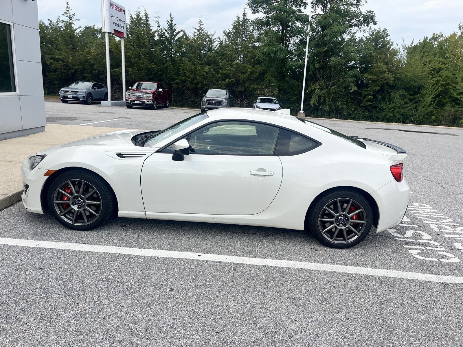 Used 2017 Crystal White Pearl Subaru Limited image 4
