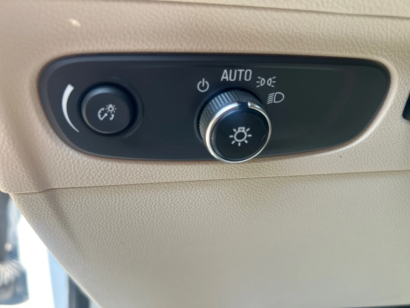 Used 2023 White Buick Avenir image 14