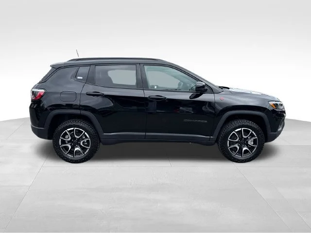 New 2026 Diamond Black Crystal Pearl-Coat Exterior Paint Jeep Trailhawk image 8