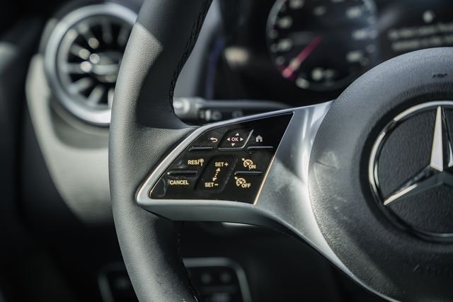 New 2026 Polar White Mercedes-Benz GLB 250 image 30