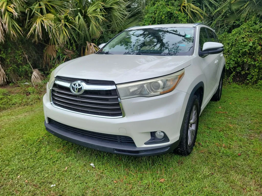 Used 2015 White Toyota XLE V6 image 8