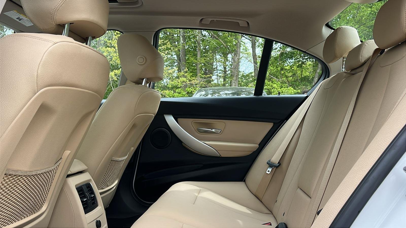 Used 2018 Alpine White BMW 320i xDrive image 21