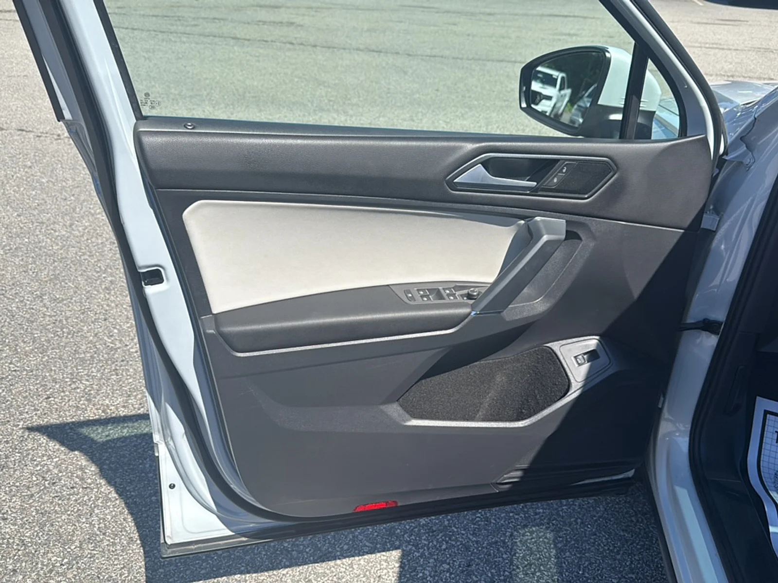 Used 2018 Platinum Gray Metallic Volkswagen SEL 4 MOTION image 11