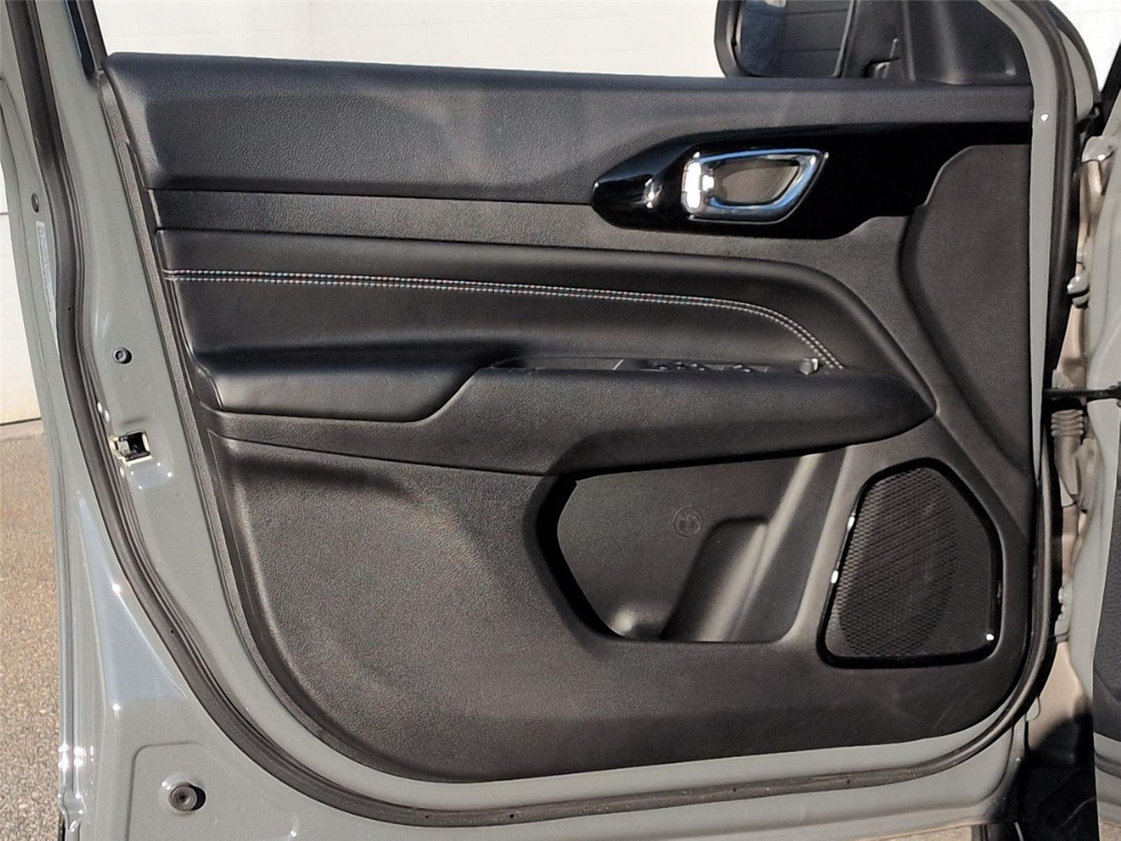 Used 2024 Baltic Gray Metallic Clearcoat Jeep Latitude image 15