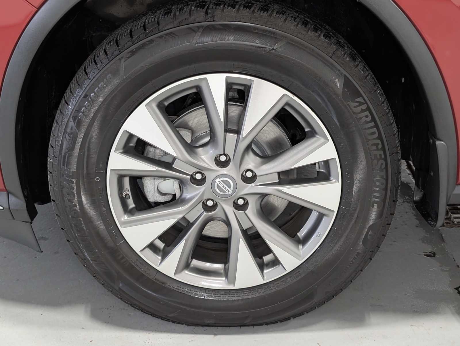 Used 2018 CAYENNE RED Nissan SL image 3