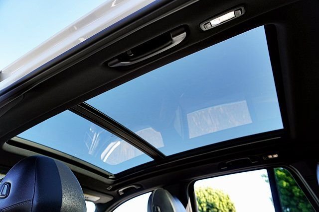 Used 2023 White BMW xDrive30i image 18