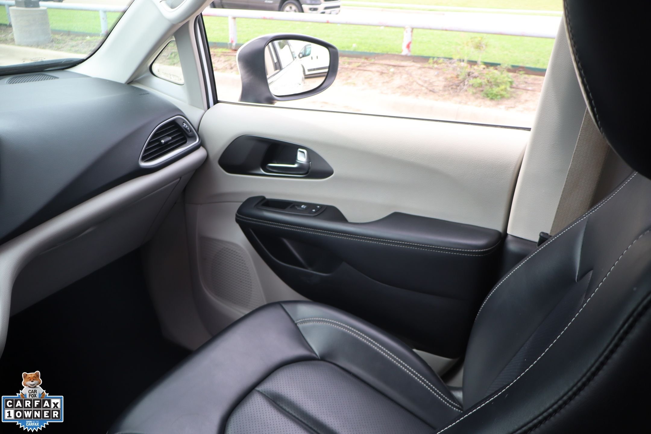 Used 2023 White Chrysler Touring L image 24