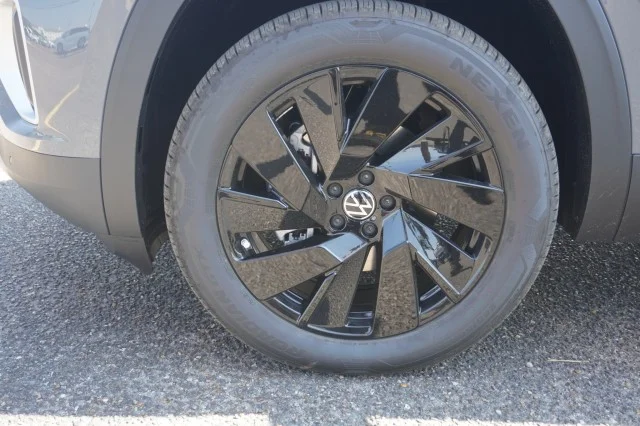 New 2026 Pure Gray Volkswagen 2.0T SE w/Technology image 15