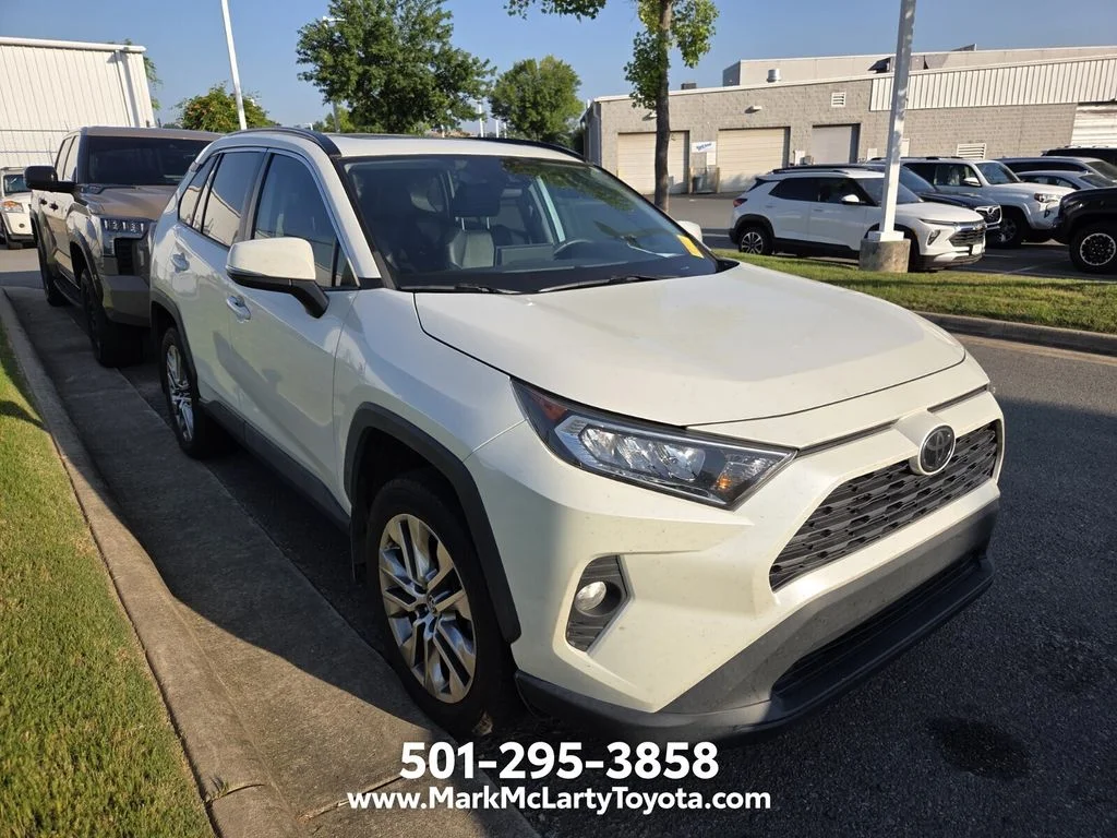 Used 2021 White Toyota XLE Premium image 2