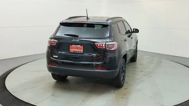 New 2026 Diamond Black Crystal Pearlcoat Jeep Latitude image 9