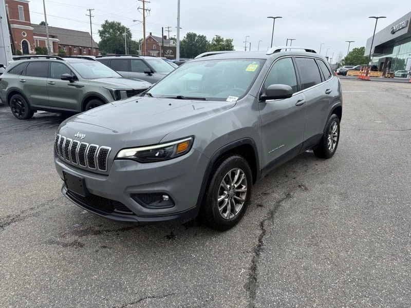 Used 2019 Gray Jeep Latitude Plus image 3
