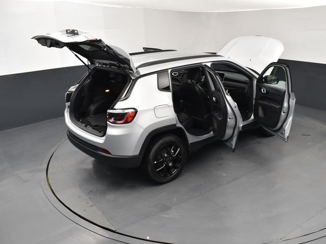New 2026 Silver Zynith Metallic Clearcoat Jeep Latitude image 29