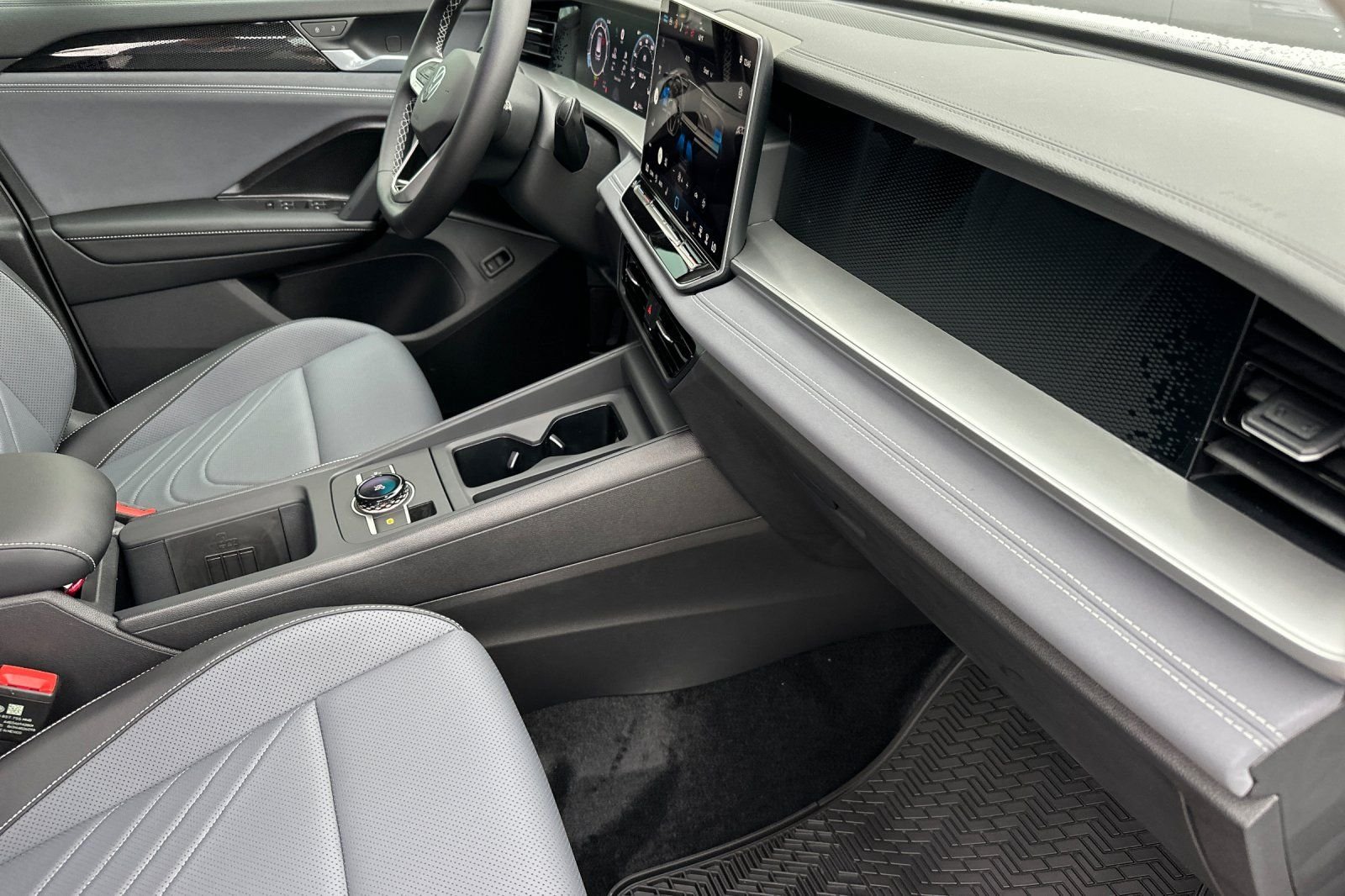 2026 Volkswagen Tiguan SE - Photo 14