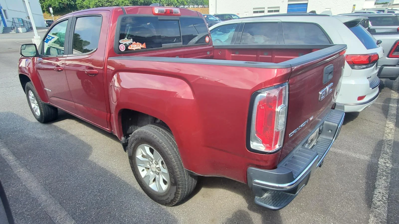 Used 2018 RED QUARTZ TINTCOAT GMC 2WD SLE image 8