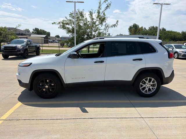 Used 2014 White Jeep Latitude image 4
