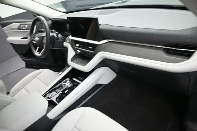 Used 2025 Black Metallic Ford Platinum image 31