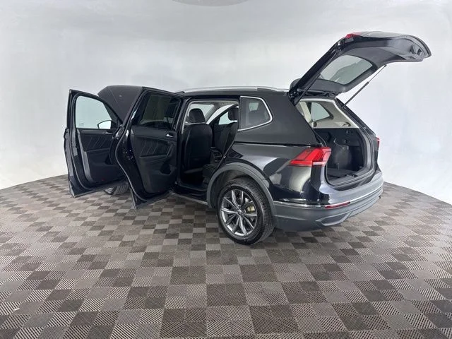 Used 2022 Black Volkswagen 2.0T SE image 16