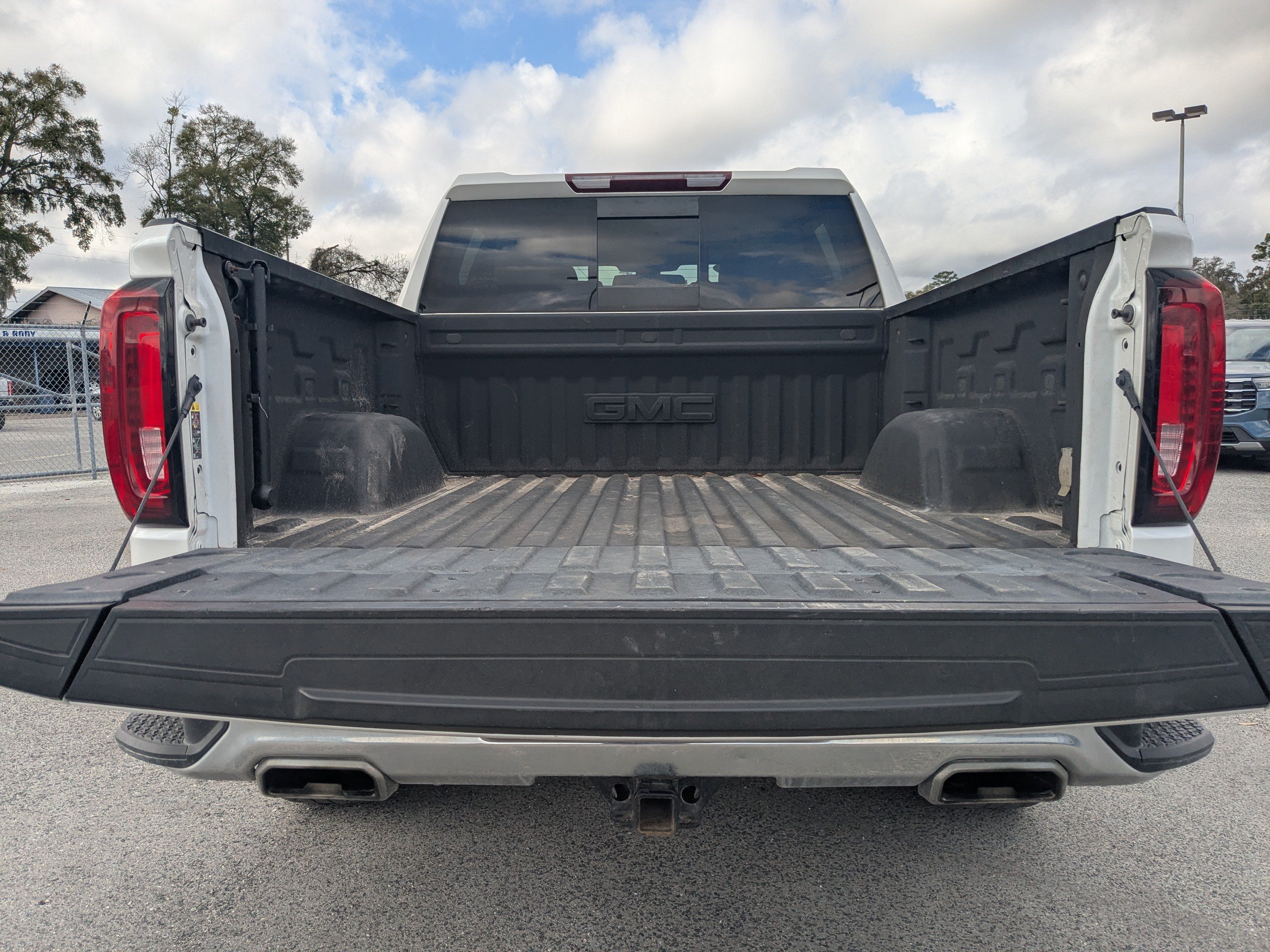 Used 2022 White Frost Tricoat GMC SLT image 12