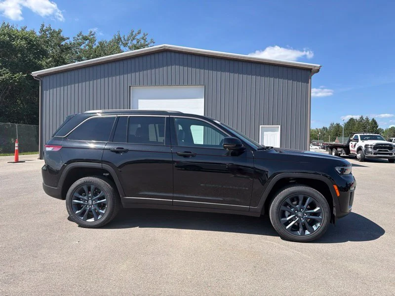New 2026 Diamond Black Crystal Pearl-Coat Exterior Paint Jeep  image 2