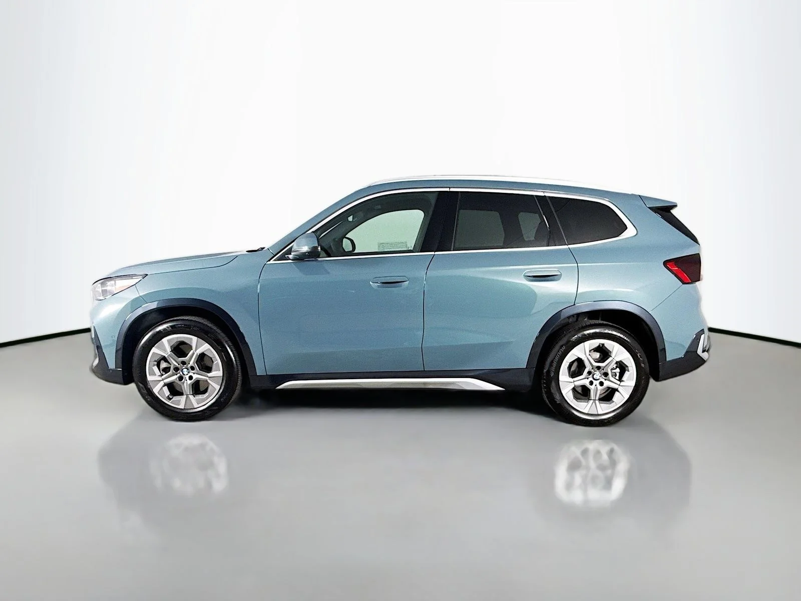 Used 2026 Cape York Green Metallic BMW xDrive28i image 4