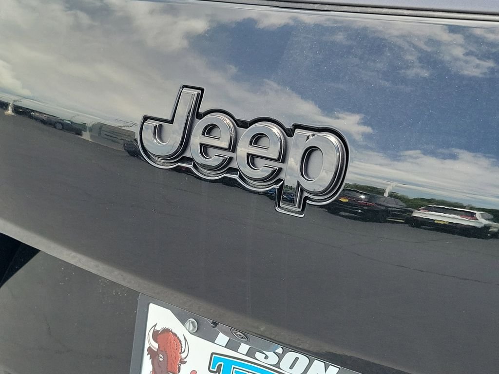 New 2026 Diamond Black Crystal Pearl-Coat Exterior Paint Jeep Limited image 6