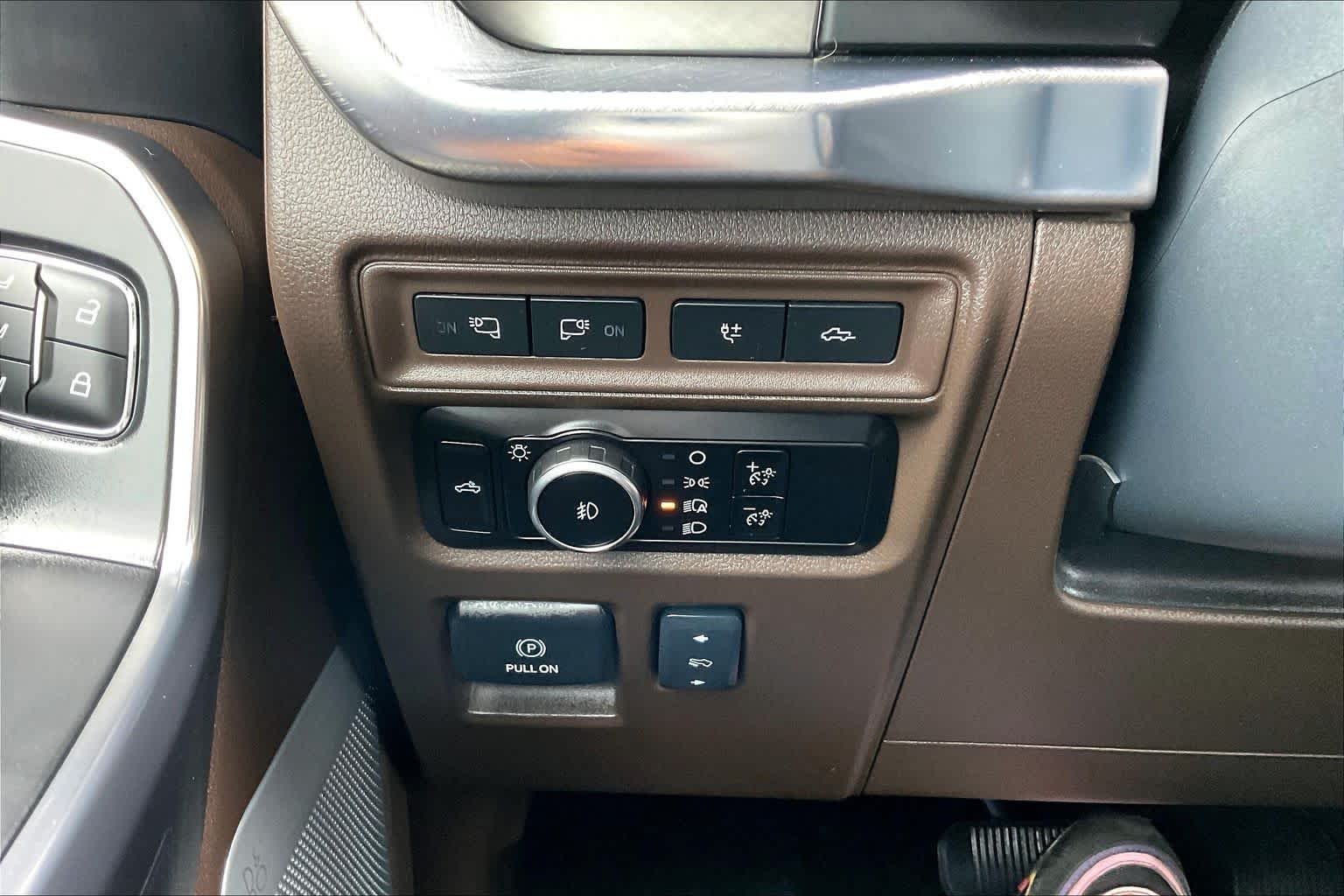 Used 2024 Star White Metallic Tri-Coat//Darkened Bronze Ford King Ranch image 34