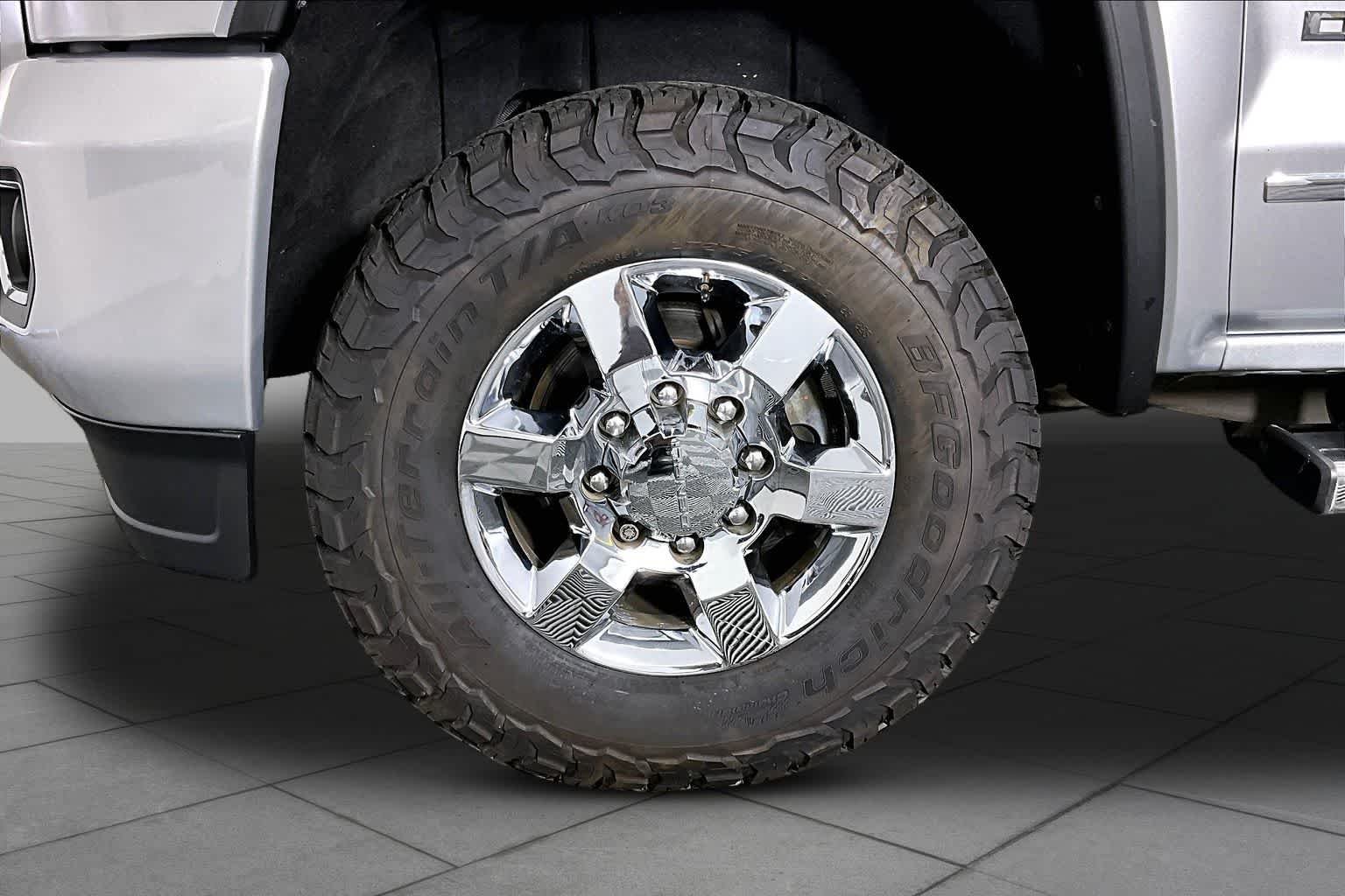 Used 2018 Quicksilver Metallic GMC Denali image 11