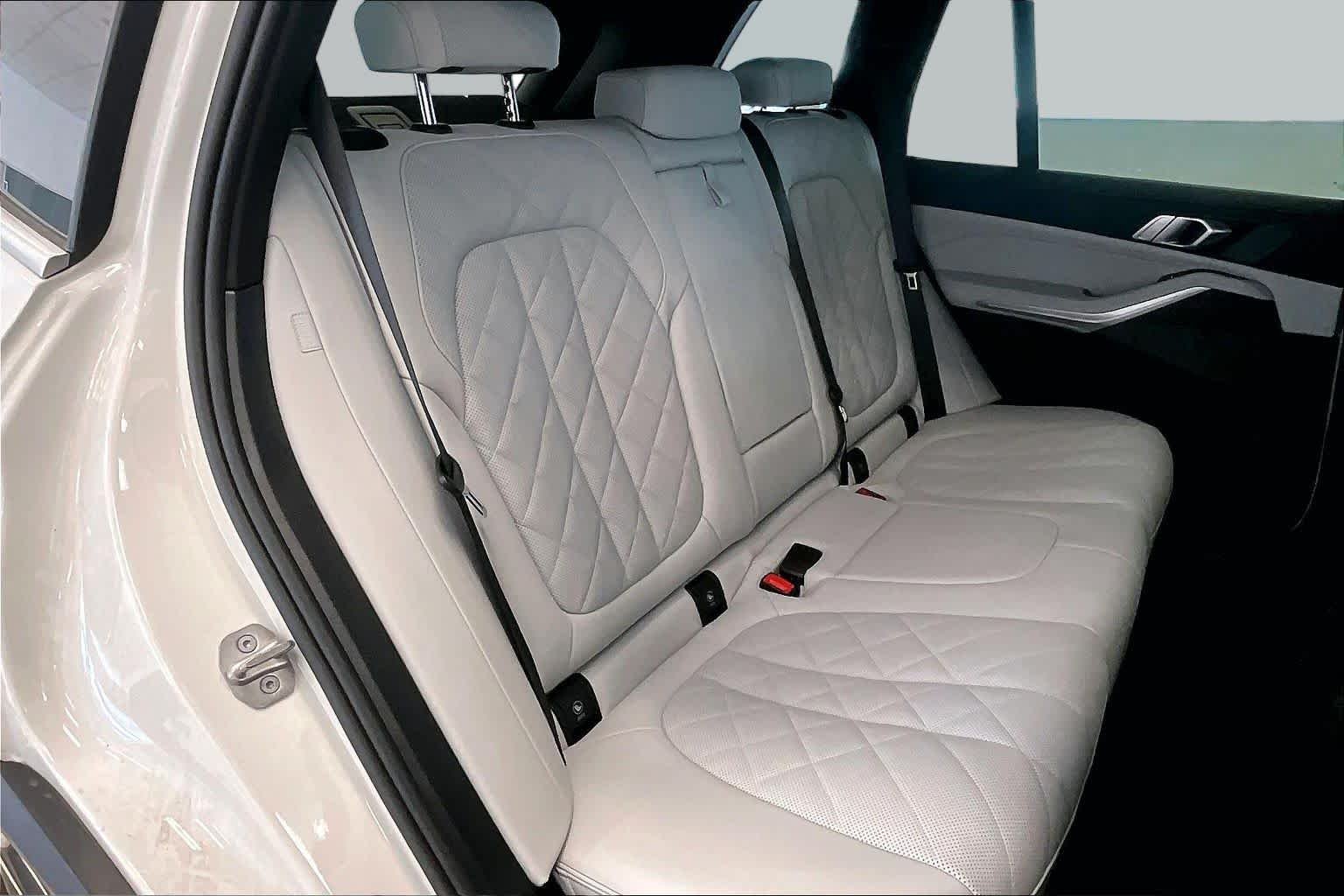 Used 2024 Mineral White Metallic BMW sDrive40i image 19