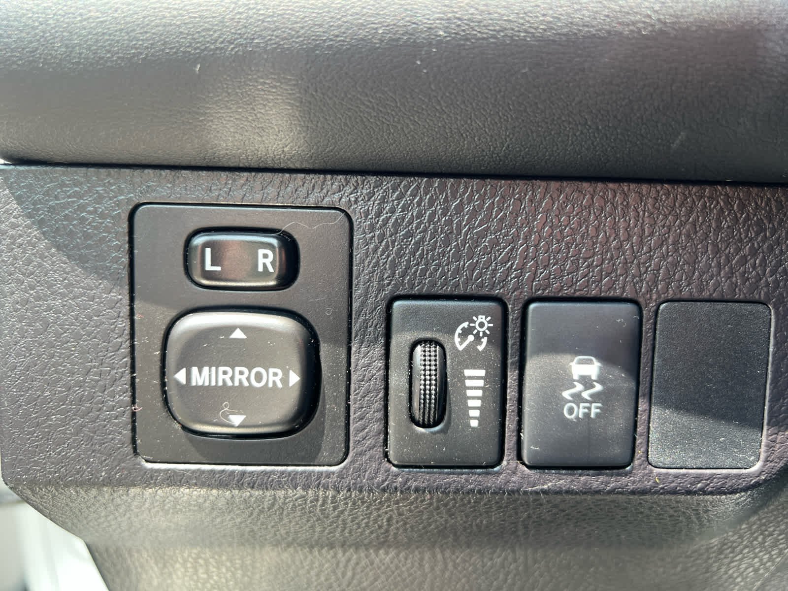 Used 2015 Super White Toyota XLE image 17