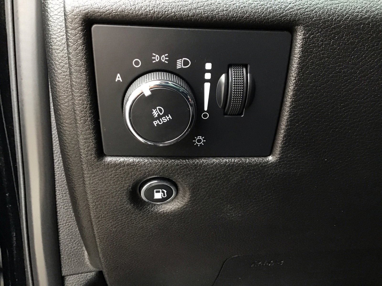 Used 2018 Diamond Black Crystal Pearlcoat Jeep Altitude image 26
