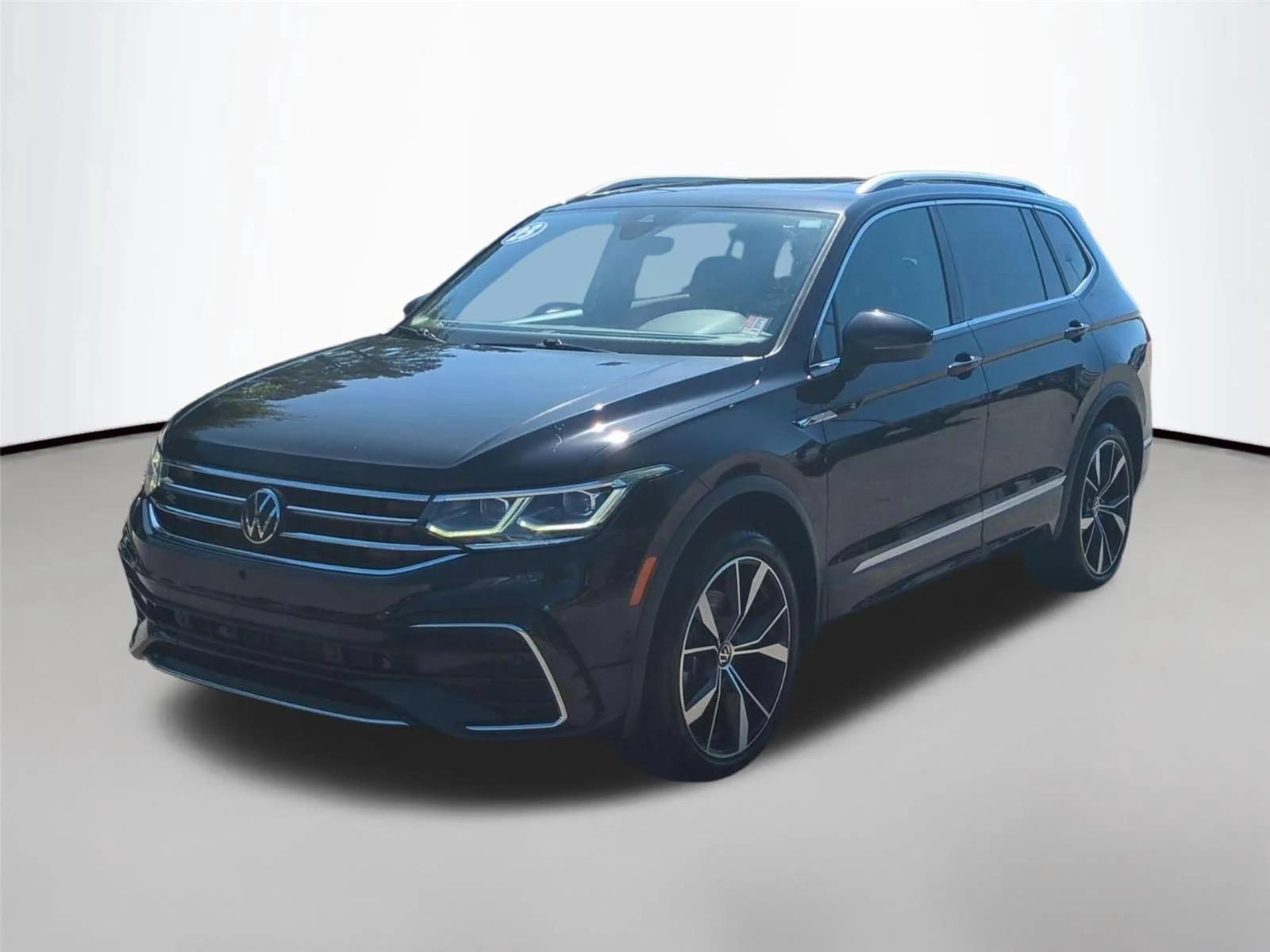 Used 2023  Volkswagen SEL R-Line image 1