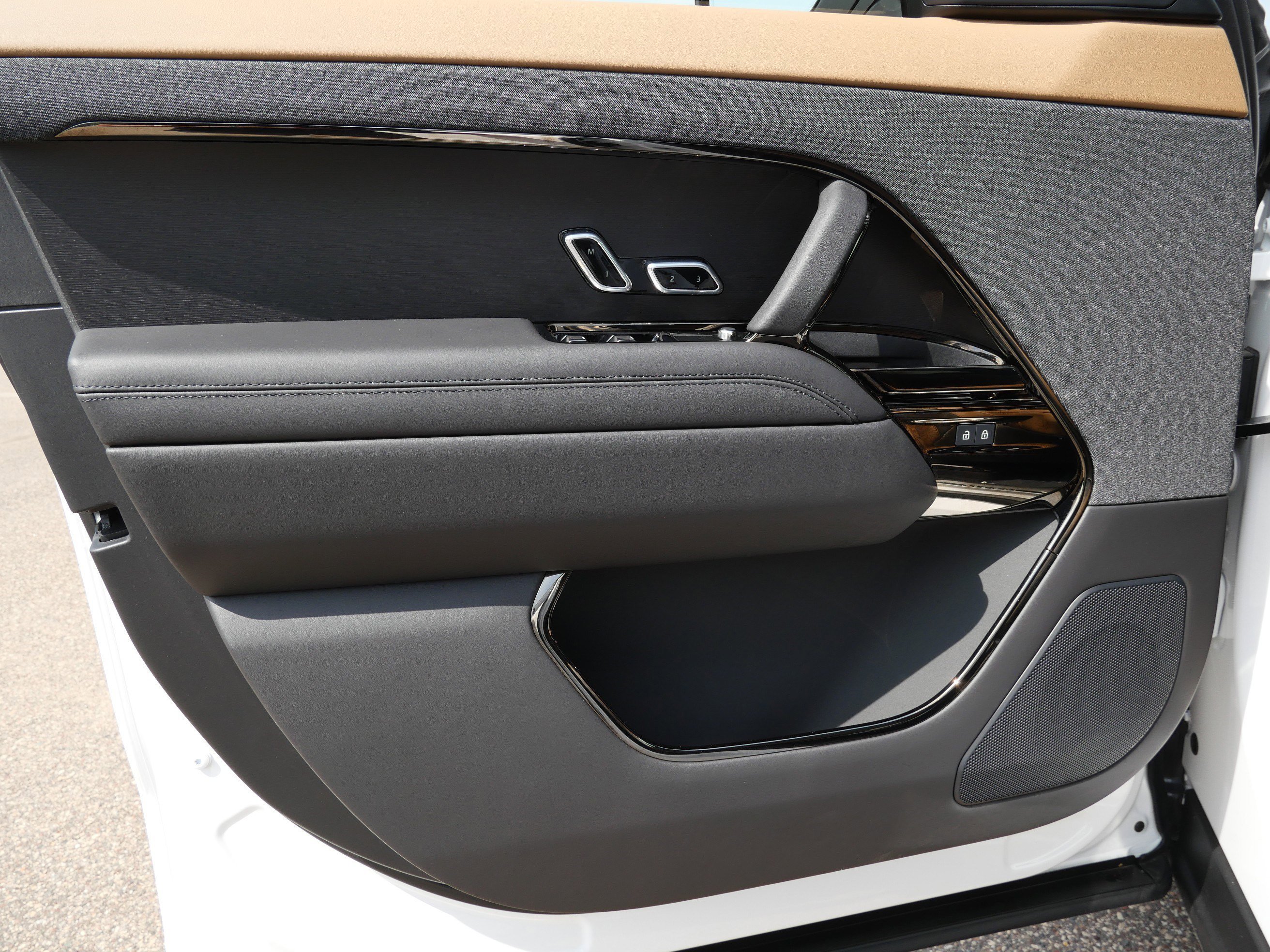 Used 2026 Ostuni Pearl White Premium Metallic Land Rover Autobiography image 13