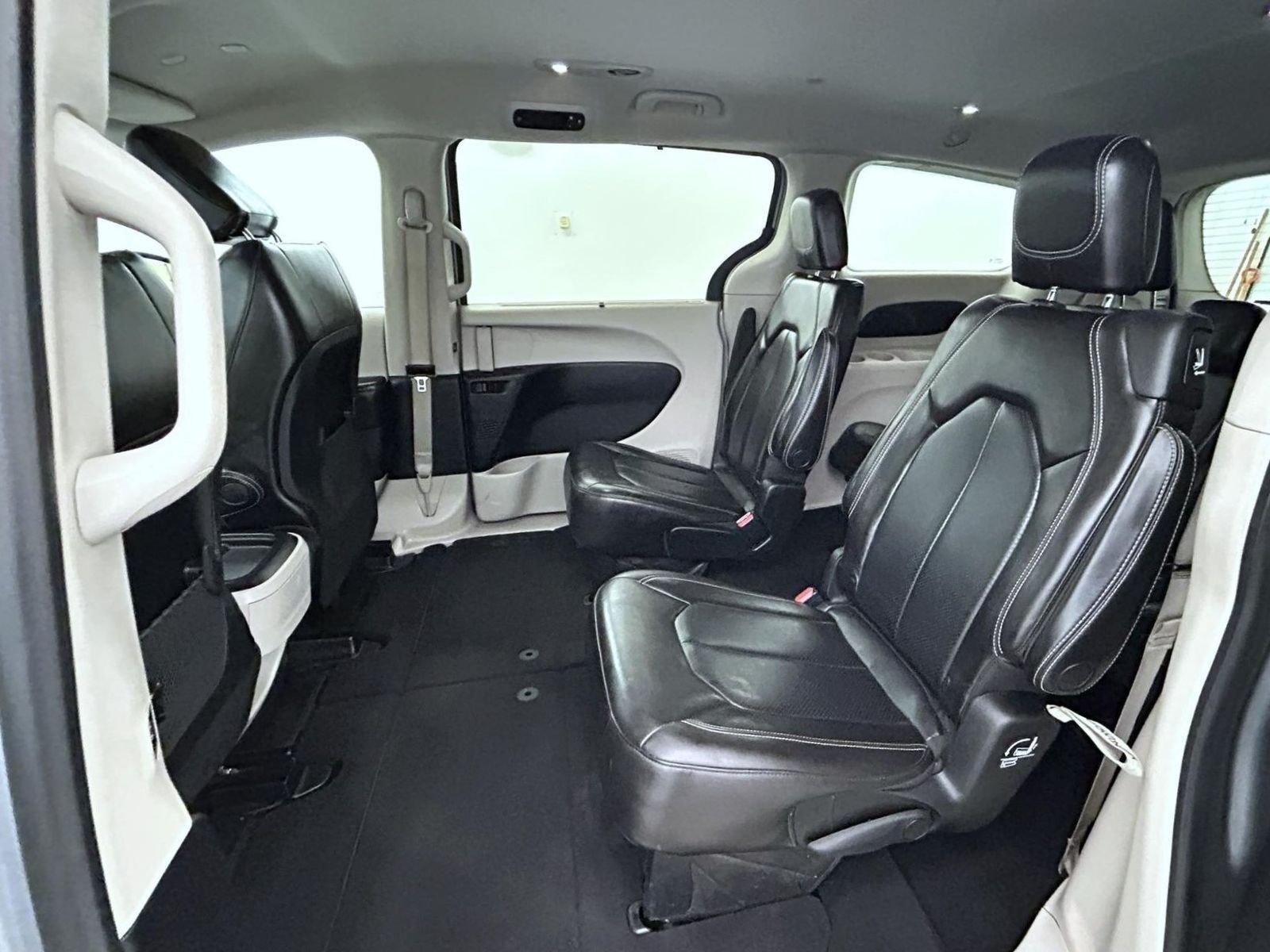 Used 2020 Silver Chrysler LXI image 20