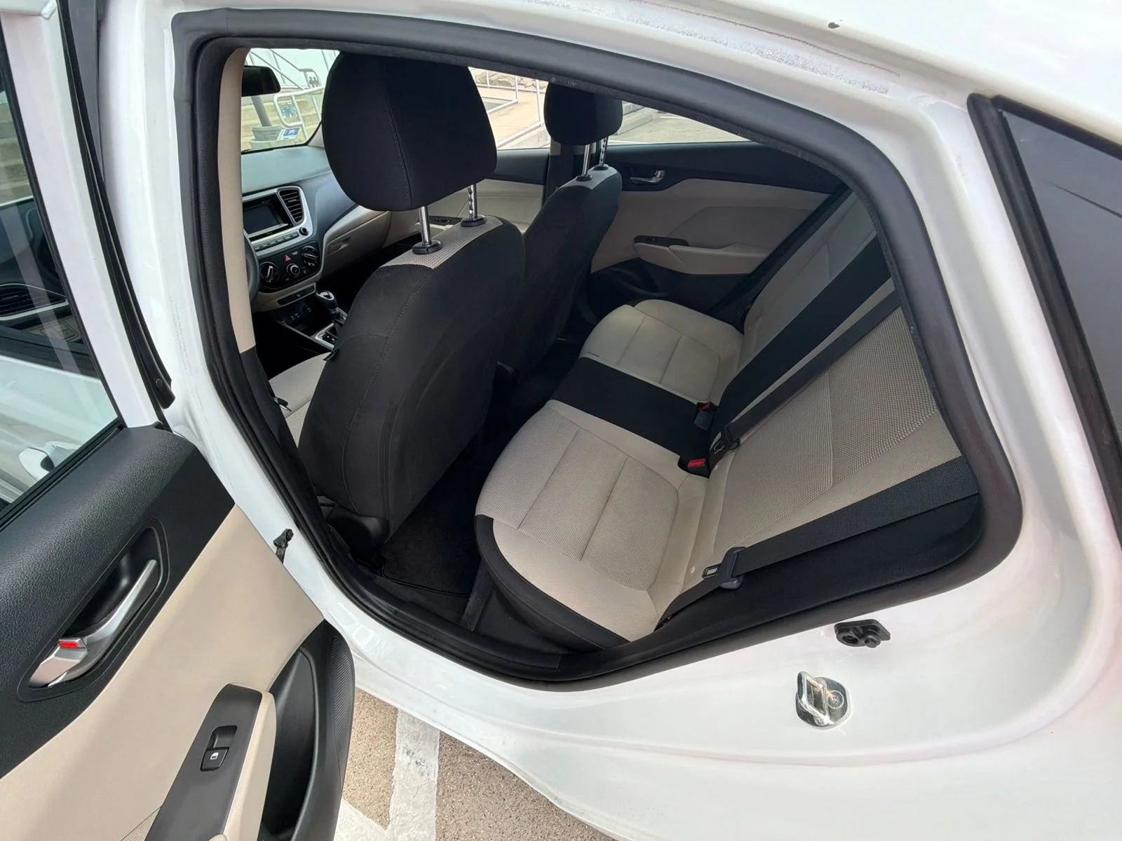 Used 2020 White Hyundai SE image 12