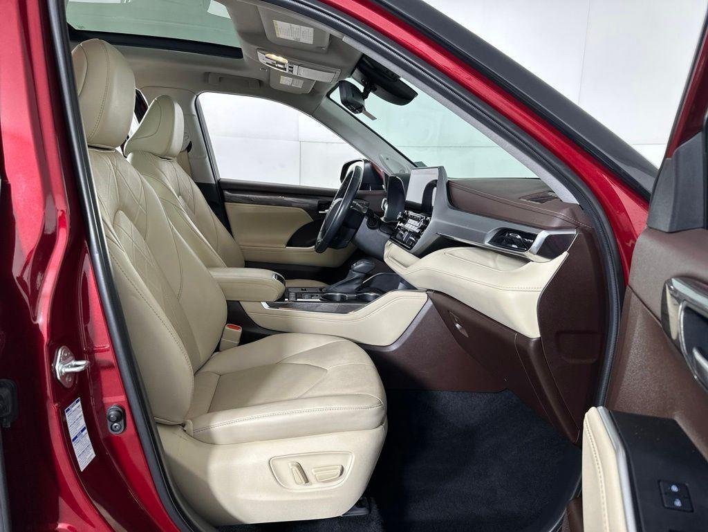 Used 2021 Pearl Toyota Platinum image 18
