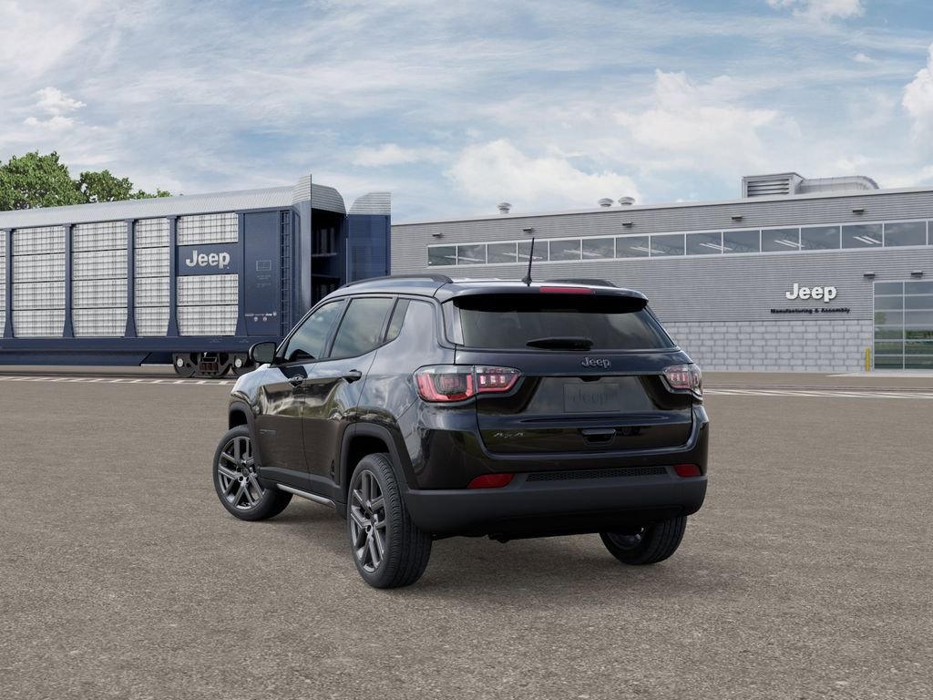 New 2026 Diamond Black Crystal Pearl-Coat Exterior Paint Jeep Limited image 3