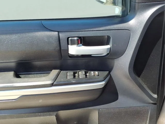 Used 2015  Toyota SR5 image 16