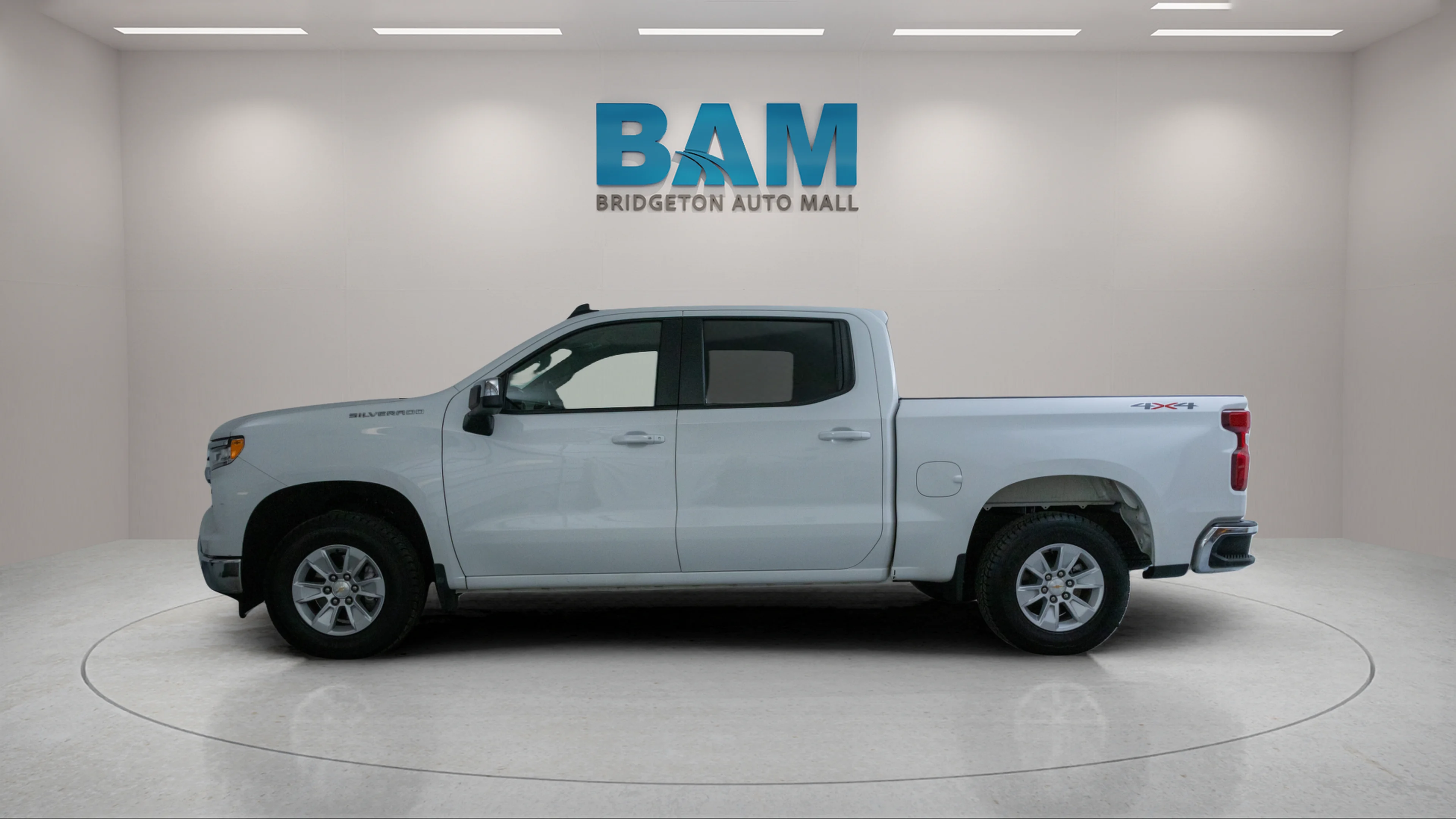 Used 2025 Summit White Chevrolet LT image 4