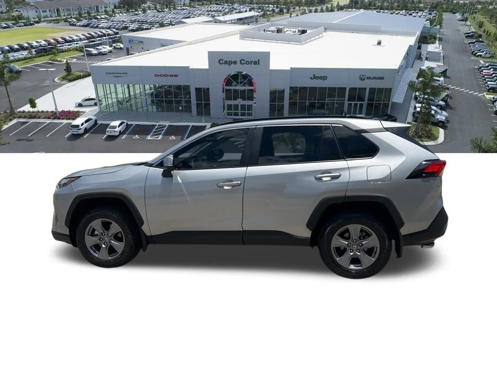Used 2025  Toyota XLE image 24