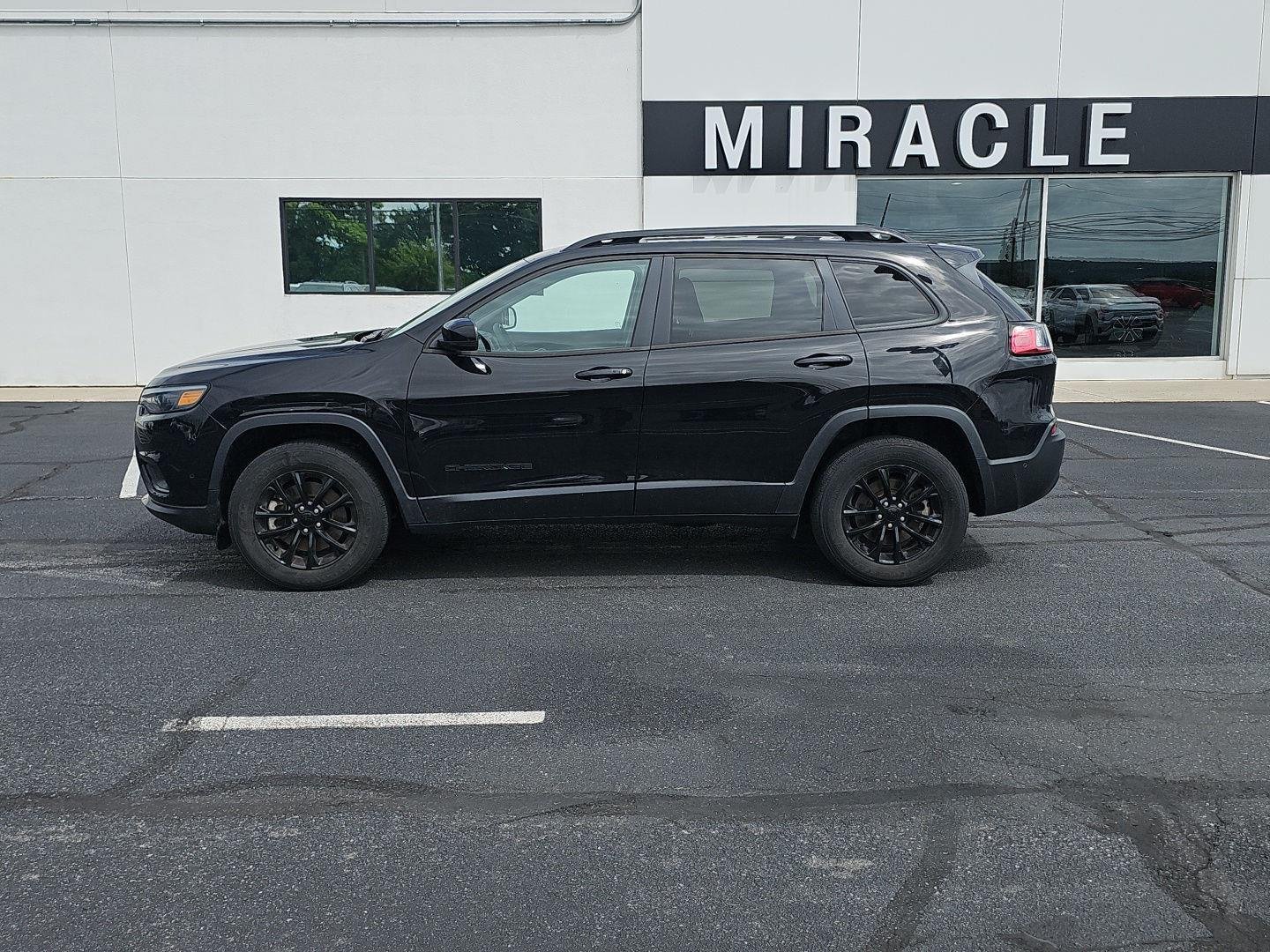 Used 2023 Diamond Black Crystal Pearlcoat Jeep Altitude Lux image 4