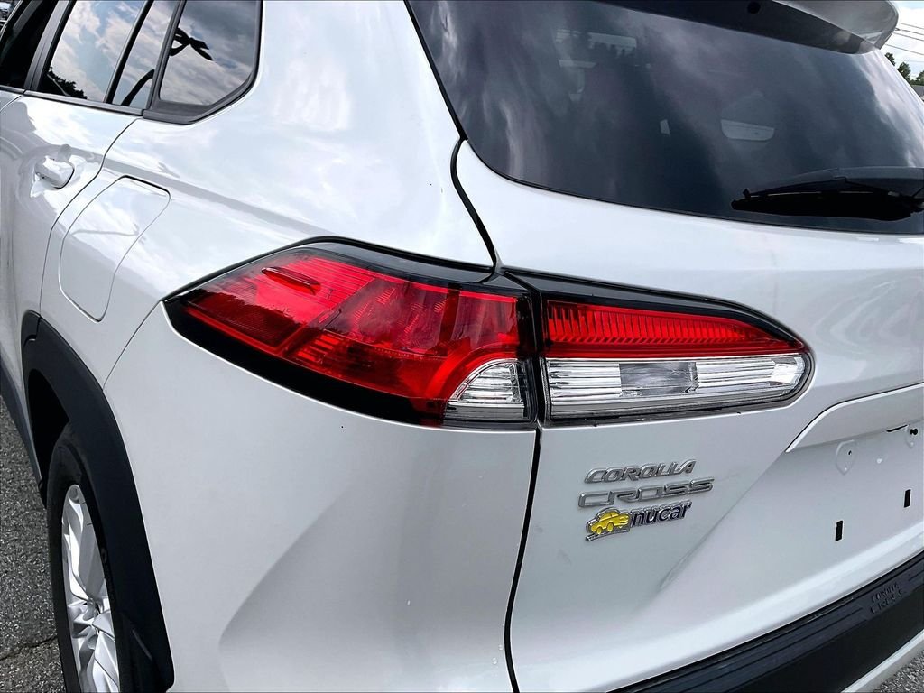 Used 2024 Wind Chill Pearl Toyota LE image 31
