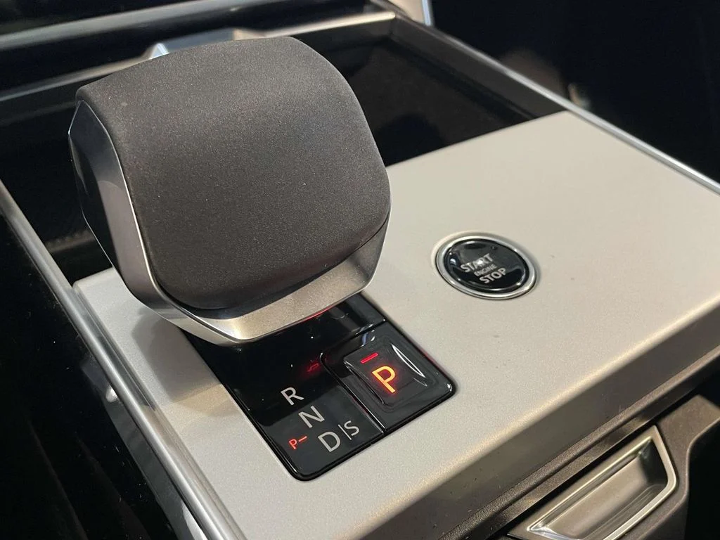 New 2026 Santorini Black Land Rover SE image 31