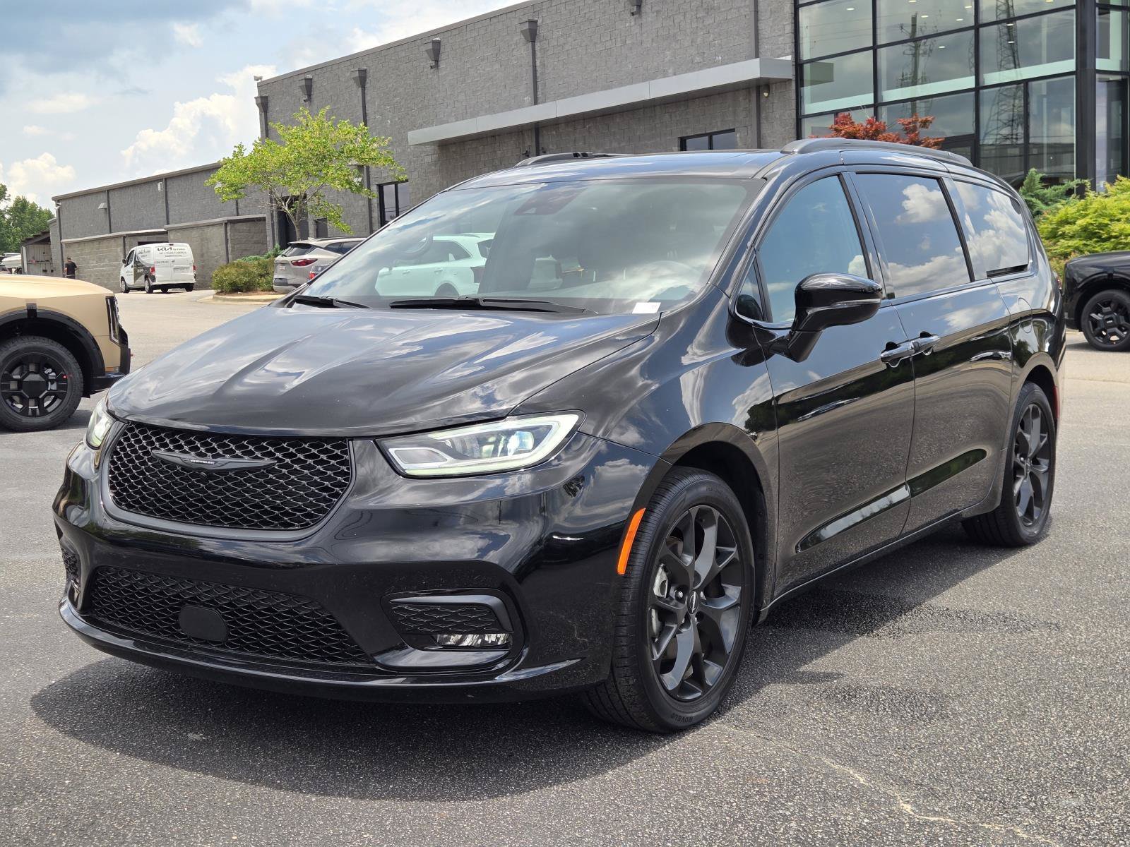 2025 Chrysler Pacifica Limited's photo