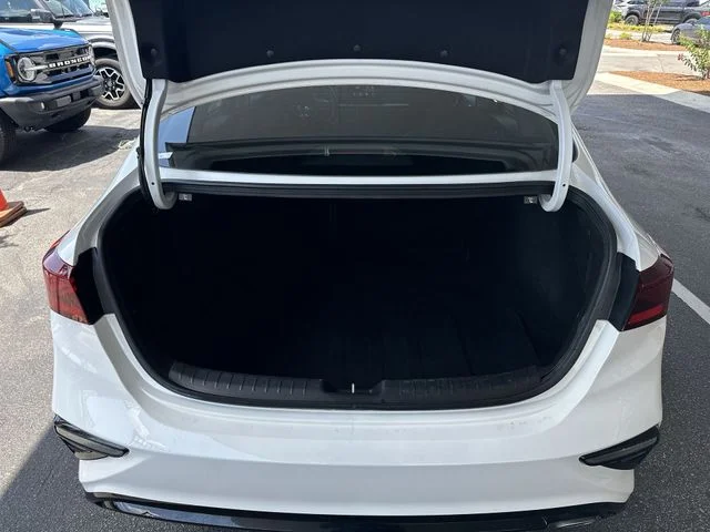 Used 2021 White Kia LXS image 24
