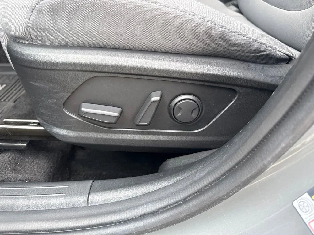 Used 2023  Hyundai SEL Premium image 11