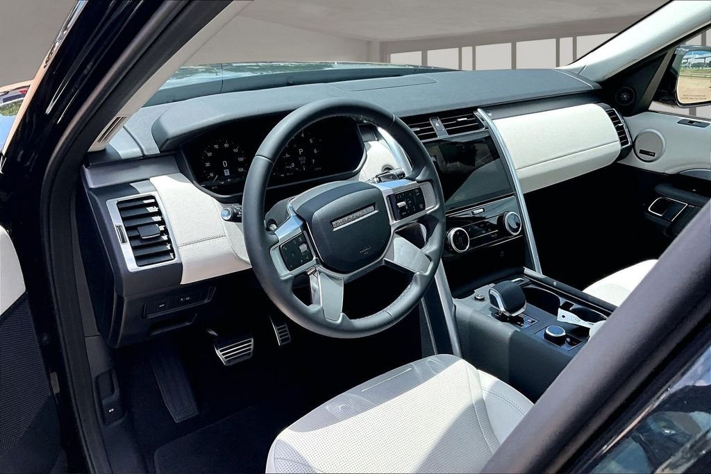 Used 2025 Black Land Rover Dynamic SE image 13