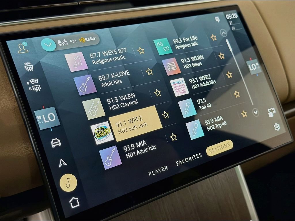 New 2027 Belgravia Green Land Rover SE image 15