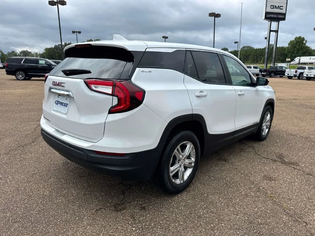 Used 2024 White GMC SLE image 8