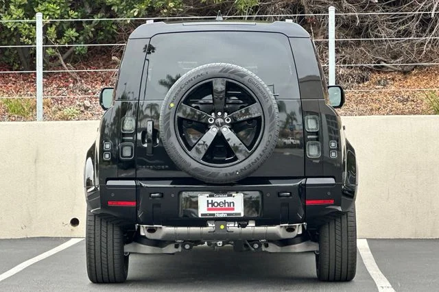 New 2026 Santorini Black Land Rover X-Dynamic SE image 4